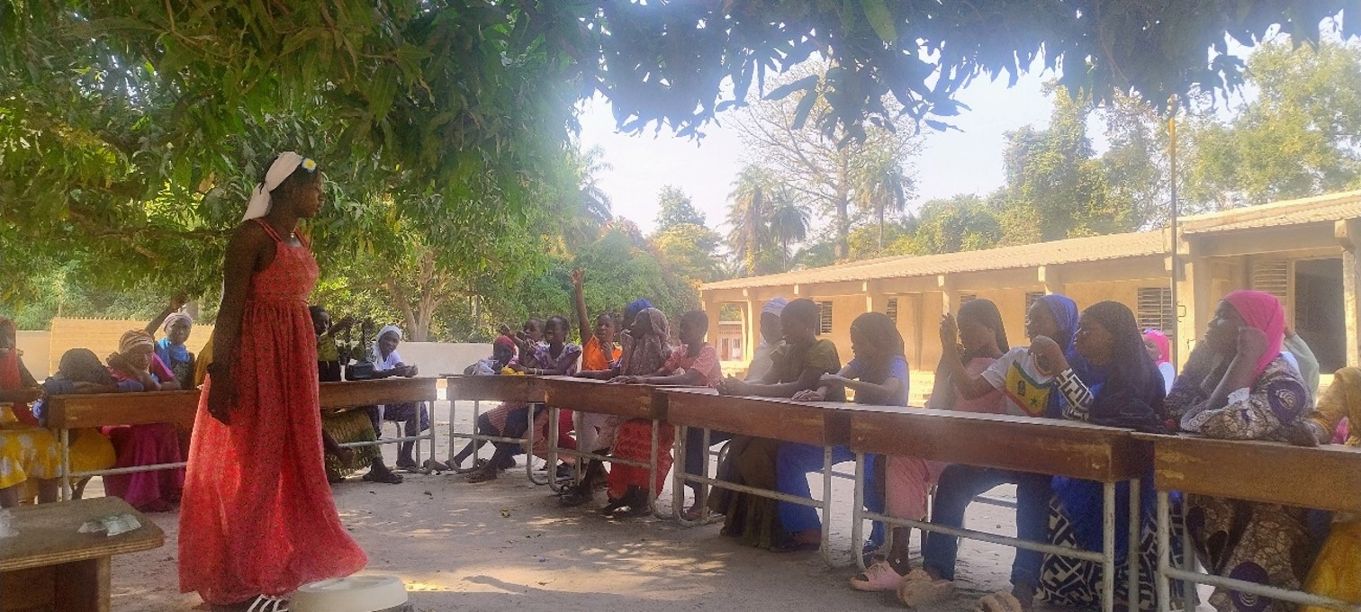 Formación sobre salud menstrual con mujeres de Sonkocounda (Senegal).